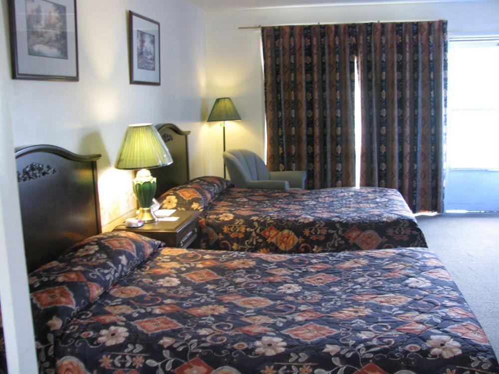 Chipican Motel Сарния Экстерьер фото